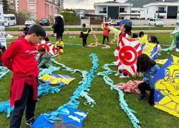 Öğrenciler gökyüzünü uçurtmalarla süsledi