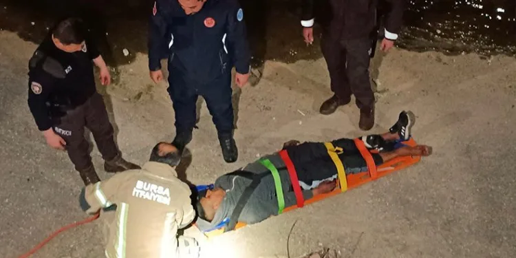 Bursa’da hırsız, bekçilerden kaçarken dereye atladı