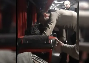 Nöbet geçiren yolcuya askeri personel yetişti