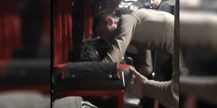 Nöbet geçiren yolcuya askeri personel yetişti