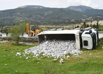 Söke’de taş yüklü kamyon devrildi