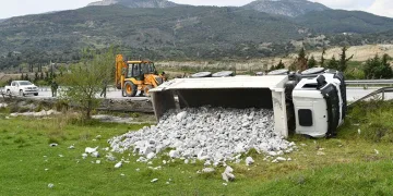 Söke’de taş yüklü kamyon devrildi