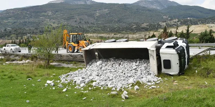 Söke’de taş yüklü kamyon devrildi