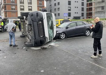 Beylikdüzü’nde ticari minibüs devrildi