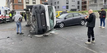 Beylikdüzü’nde ticari minibüs devrildi