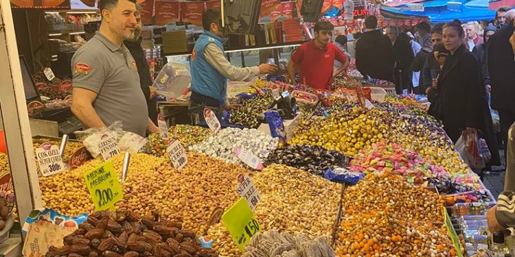 Tarihi çarşıda bayram yoğunluğu