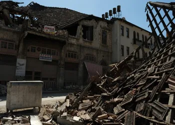 Tarihi cadde enkaz yığınına döndü