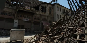 Tarihi cadde enkaz yığınına döndü
