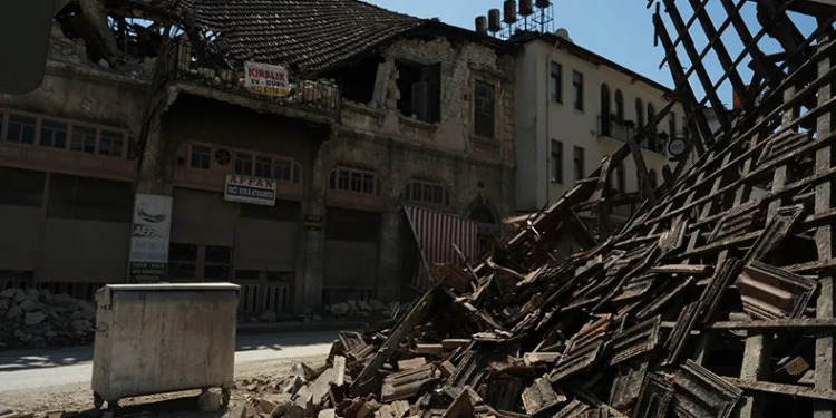 Tarihi cadde enkaz yığınına döndü
