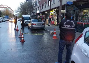 Eşini kızının gözleri önünde öldürdü