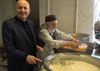 33 yıldır iftar yemeği dağıtılıyor