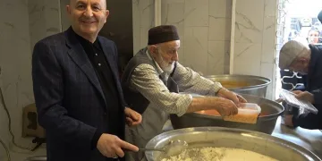 33 yıldır iftar yemeği dağıtılıyor