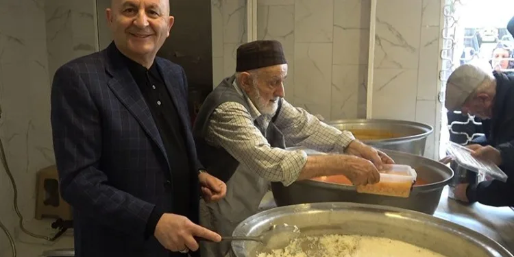33 yıldır iftar yemeği dağıtılıyor