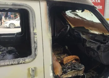 Park halindeki minibüs alev alev yandı