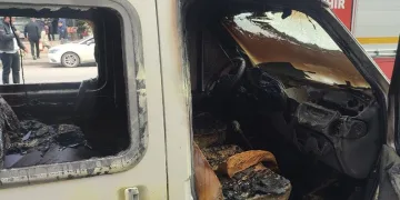 Park halindeki minibüs alev alev yandı