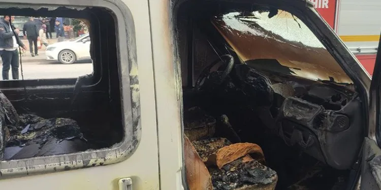 Park halindeki minibüs alev alev yandı