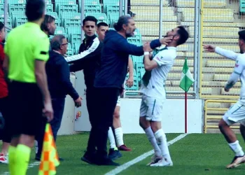 Teknik Direktör, futbolcunun boğazını sıktı