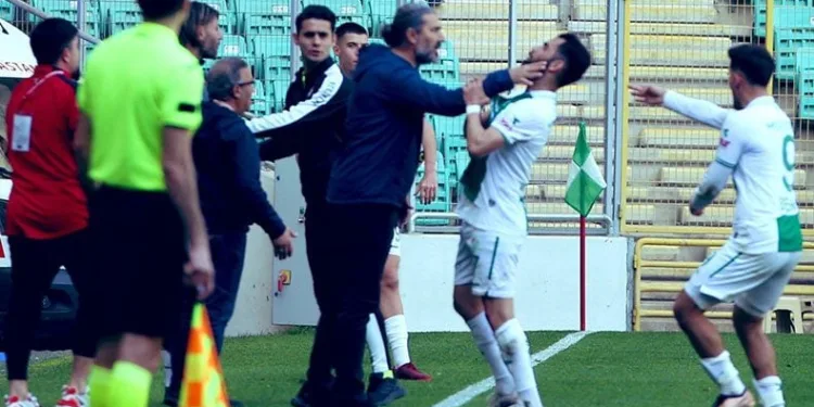 Teknik Direktör, futbolcunun boğazını sıktı