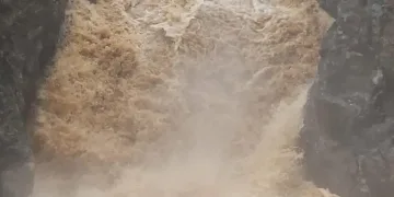 Yağış sonrası şelale coştu