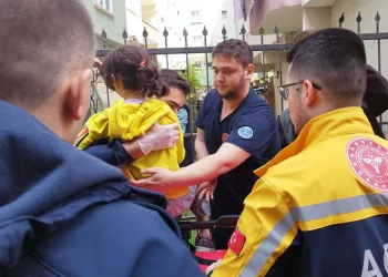 Oyun oynarken bahçe korkuluğu çenesine saplandı
