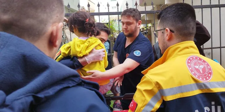 Oyun oynarken bahçe korkuluğu çenesine saplandı