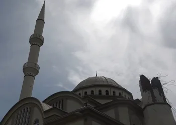 Minarelerden biri yıkıldı, diğeri kaldı