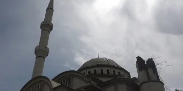 Minarelerden biri yıkıldı, diğeri kaldı