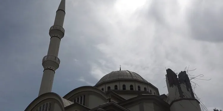 Minarelerden biri yıkıldı, diğeri kaldı