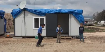 Afetzedelerin yaraları sarılıyor