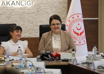 Bakan Yanık, koltuğunu Havva Nil’e devretti