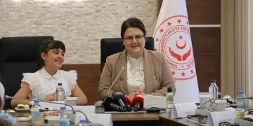 Bakan Yanık, koltuğunu Havva Nil’e devretti
