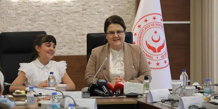 Bakan Yanık, koltuğunu Havva Nil’e devretti