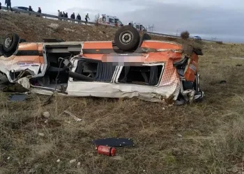 Feci kaza,cenaze taşıyan nakil aracı devrildi