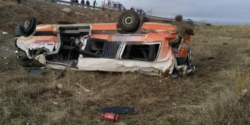 Feci kaza,cenaze taşıyan nakil aracı devrildi
