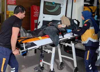Bursa’da savrulan arac bisikletliye çarptı