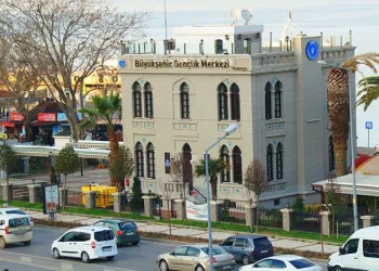 Deniz manzarası eşliğinde eğitim