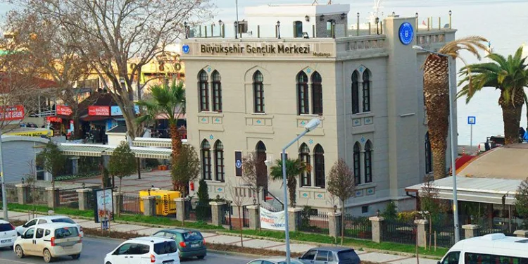 Deniz manzarası eşliğinde eğitim