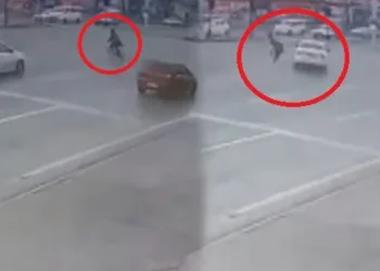 Bursa’da yolun karşısına geçen adama otomobil çarptı