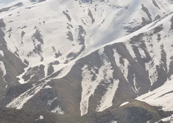 Zirvelerdeki kar erimeye başladı