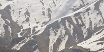 Zirvelerdeki kar erimeye başladı