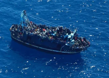 400 düzensiz göçmen kurtarılmayı bekliyor