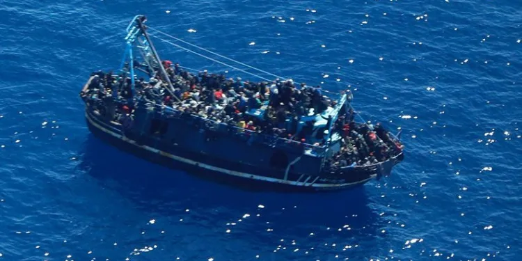 400 düzensiz göçmen kurtarılmayı bekliyor