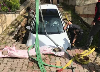 Otomobil çöken yola düştü