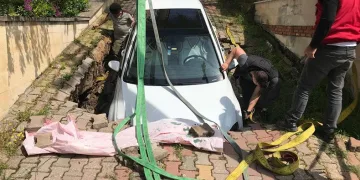 Otomobil çöken yola düştü