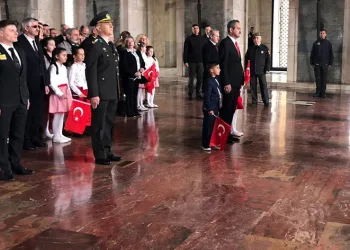 Bakan Özer, çocuklarla birlikte Anıtkabir’de