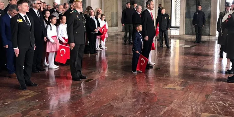 Bakan Özer, çocuklarla birlikte Anıtkabir’de
