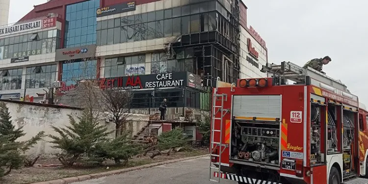 Ankara’da korkutan AVM yangını