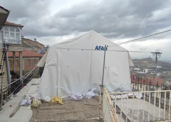 Bu çadıra dönüp dönüp bakılıyor