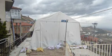 Bu çadıra dönüp dönüp bakılıyor