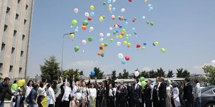 Gökyüzü rengarenk balonlarla ile buluştu